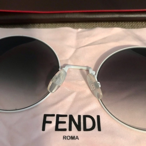 SOLD❌Fendi sunglasses - Picture 5 of 11